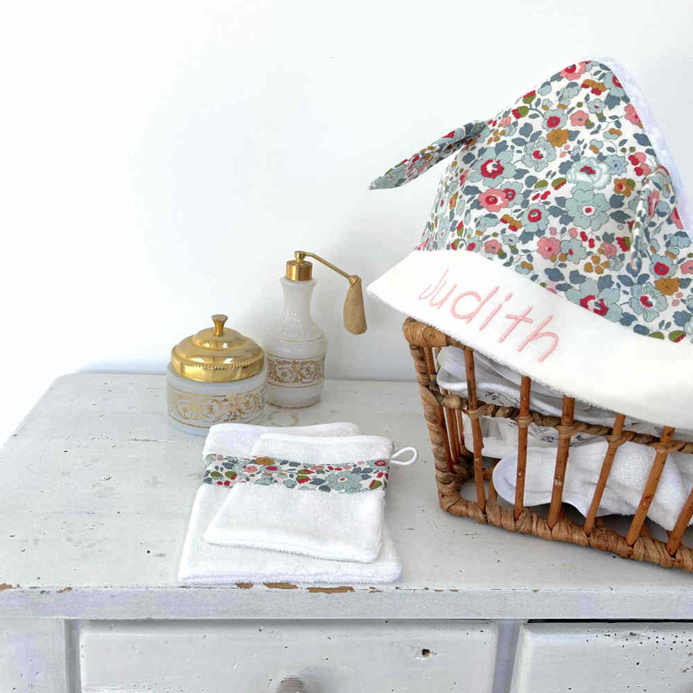 Cape de bain bébé blanche et rose à capuche brodée au prénom - LINGE/Linge  de bain brodé, personnalisé - mapetitefabrique.