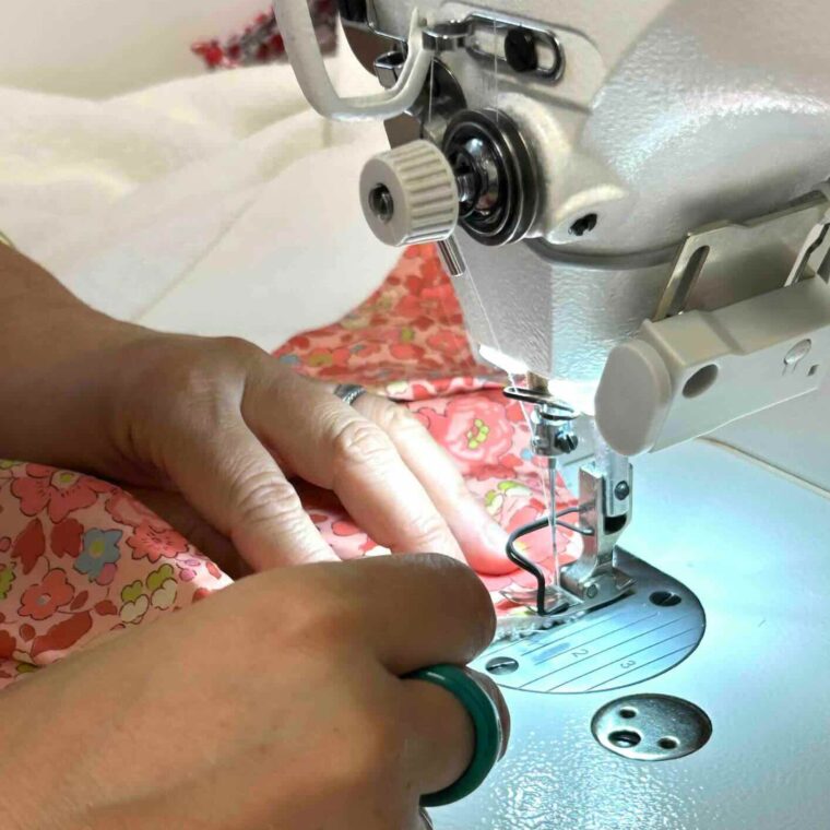 Les étapes de création d’un cadeau personnalisé : de la commande à la couture