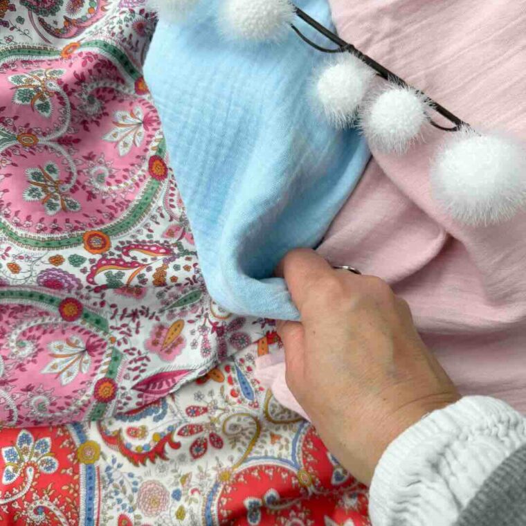 Choisir les bons tissus pour bébé : douceur, sécurité et créations faites main